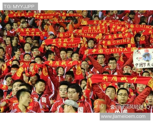 国足球星独特手势引发热议展现赛场激情与团队凝聚力