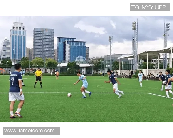 新人挑战足球球星技术极限 在绿茵场上上演激烈对决